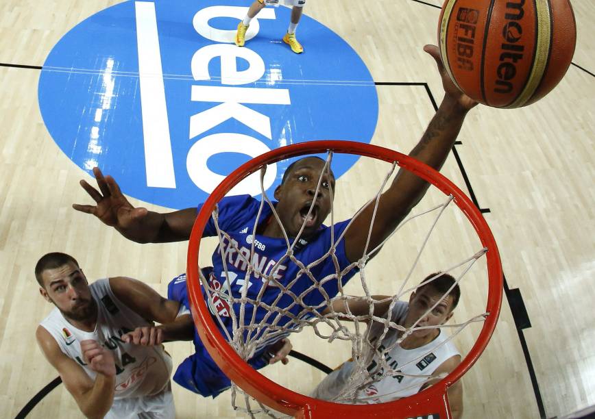 Florent Pietrus da França consegue um rebote na disputa com o lituano Jonas Valanciunas (à esq.) em partida que valia o terceiro lugar no Mundial de Basquete