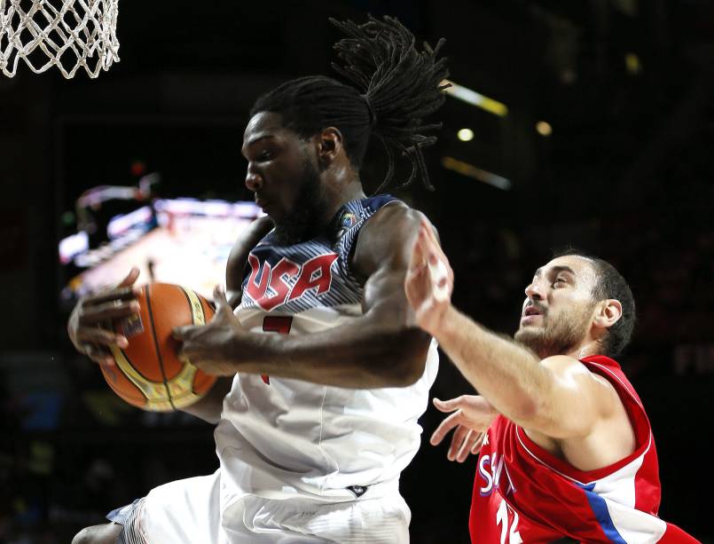 Kenneth Faried dos Estados Unidos disputa a bola com Nenad Krstic pivô da Sérvia durante a final do Mundial de Basquete
