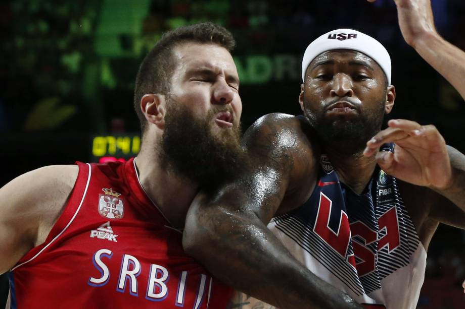 DeMarcus Cousins ​​(à dir.) em disputa ofensiva com o sérvio Miroslav Raduljica durante a final do Mundial de Basquete