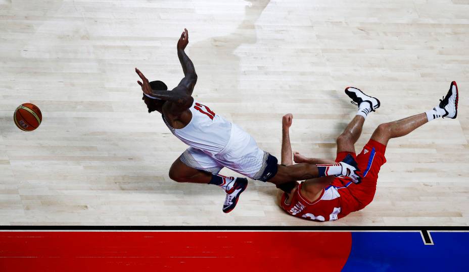 DeMarcus Cousins ​​dos Estados Unidos (à esq.) disputa jogada com Nemanja Bjelica da Sérvia na final da Copa do Mundo de Basquete em Madri