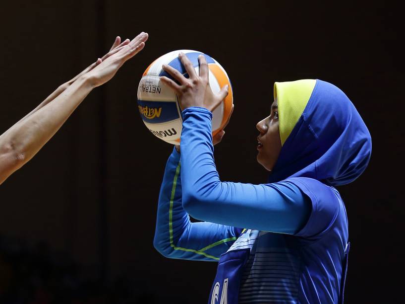 A atleta Izyan Syazana Mohd Wazir da Malásia durante a disputa feminina de netball