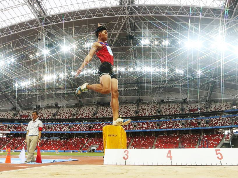 Singkon Suttisak da Tailândia em ação na competição masculina do Decatlo