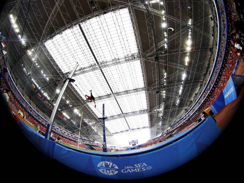 Competição do salto com vara no Estádio Nacional de Singapura