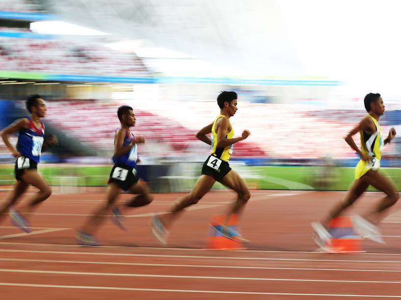 Atletas disputam a medalha de ouro na final masculina dos 10 000m, no Estádio Nacional de Singapura