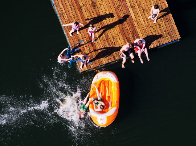 Crianças brincam com um barco de borracha no Heiseder Lake próximo a Sarstedt, na Alemanha - 30/06/2015