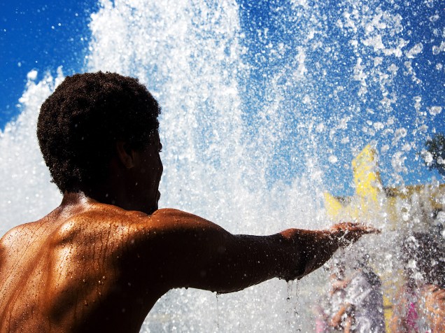 Homem se banha em uma fonte fora do Southbank Centre em Londres, na Inglaterra - 30/06/2015