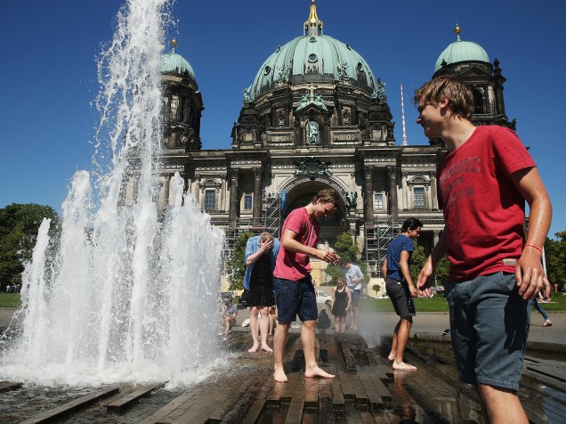 Visitantes se refrescam em uma fonte pública no centro Berlim, na Alemanha - 02/07/2015