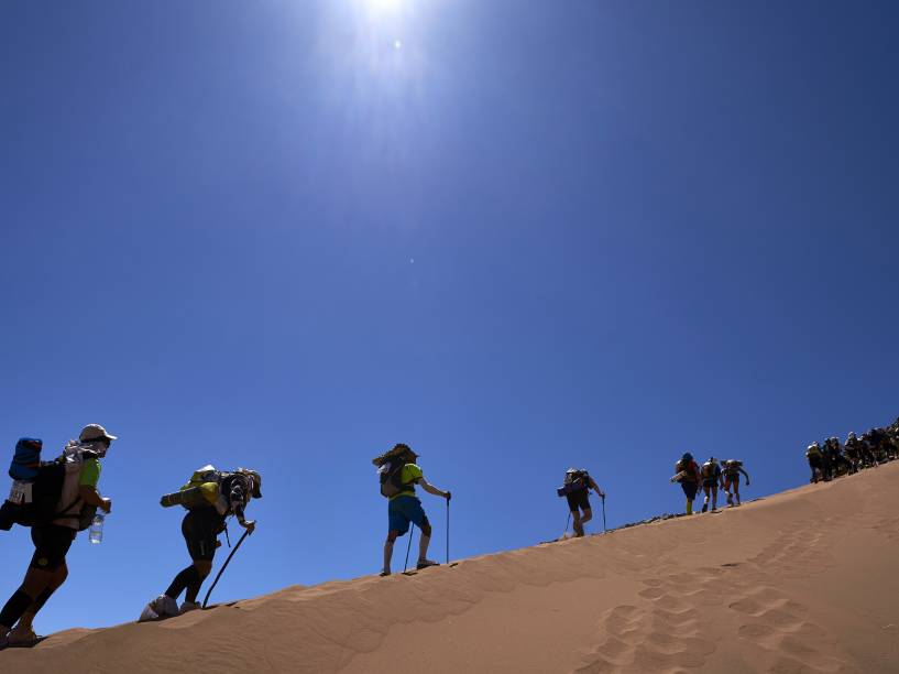 Os competidores enfrentam condições extremas de temperatura que oscila de 0 grau à noite aos 50 graus durante o dia