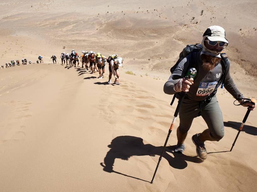 Cada competidor carrega consigo todo o equipamento, cerca de 9kg, incluindo um espelho, para não perder a referência entre as dunas, e um kit anti-veneno para cobras e escorpiões