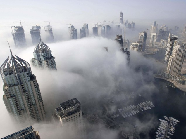 Neblina cai em área residencial de Dubai