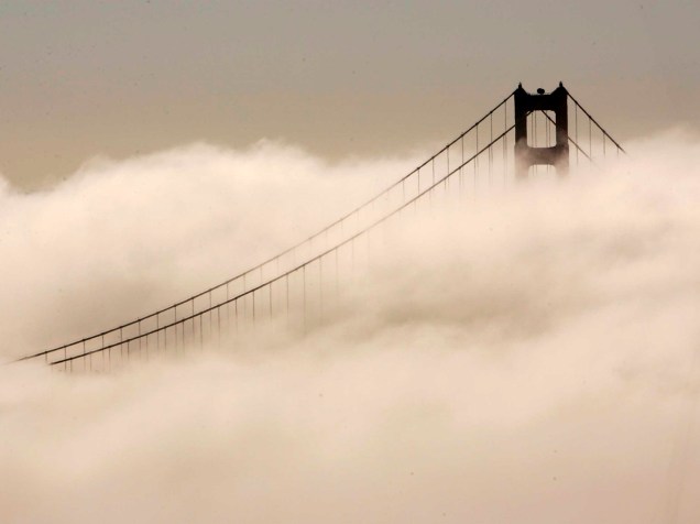 A ponte de Golden Gate vista entre a neblina densa