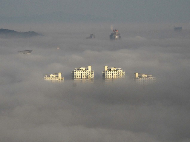 Prédios altos são vistos entre a forte neblina no leste da China