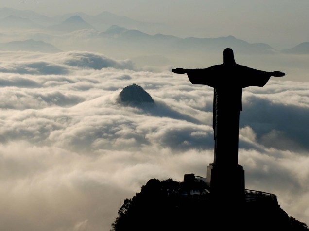 Cristo Redentor visto através de forte nevoeiro encobrindo o céu do Rio de Janeiro