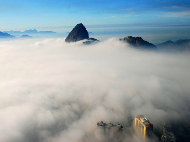 Neblina cobre a cidade do Rio de Janeiro