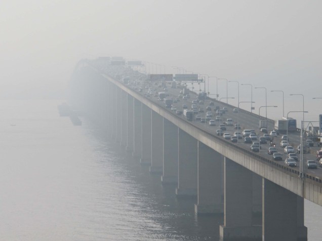 A Ponte Rio Niterói coberta por neblina, no Rio de Janeiro