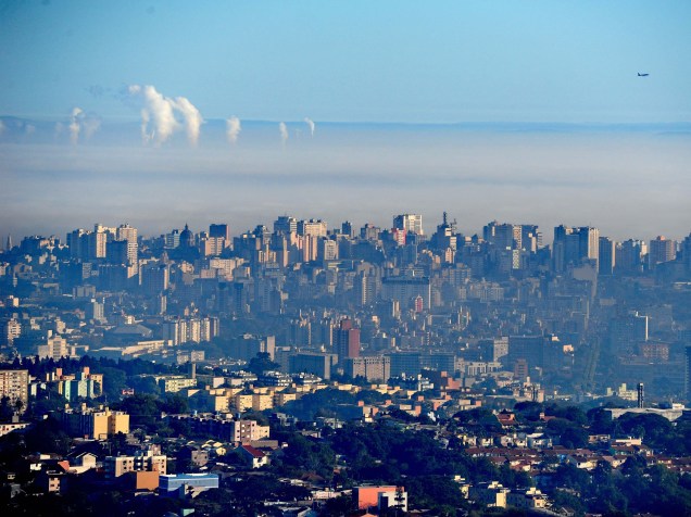 Porto Alegre coberta por forte nevoeiro