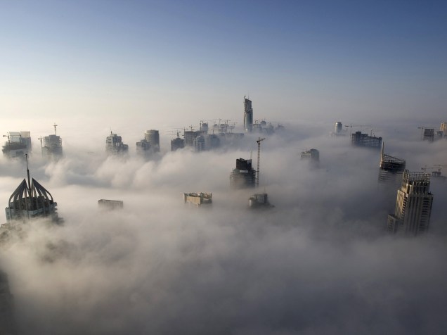 Forte neblina cai na cidade de Dubai