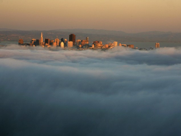 Prédios de São Francisco aparecem entre a neblina