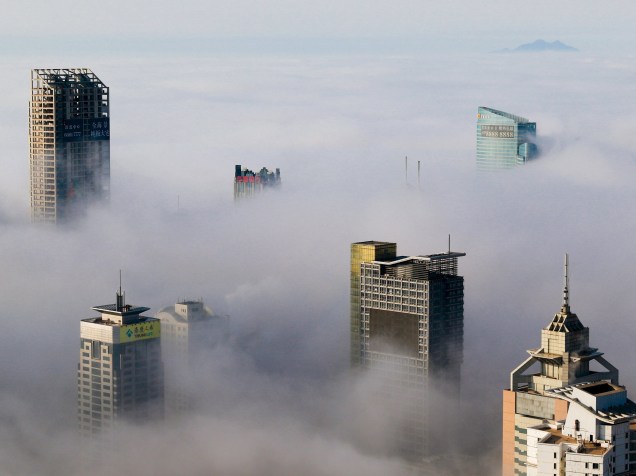 Prédios vistos entre a névoa em Qingdao, na China