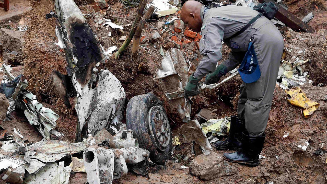 14/08/2014 - Membro da força aérea realiza pesquisa sobre os destroços do jatinho particular que levava o candidato à Presidência Eduardo Campos a Santos.