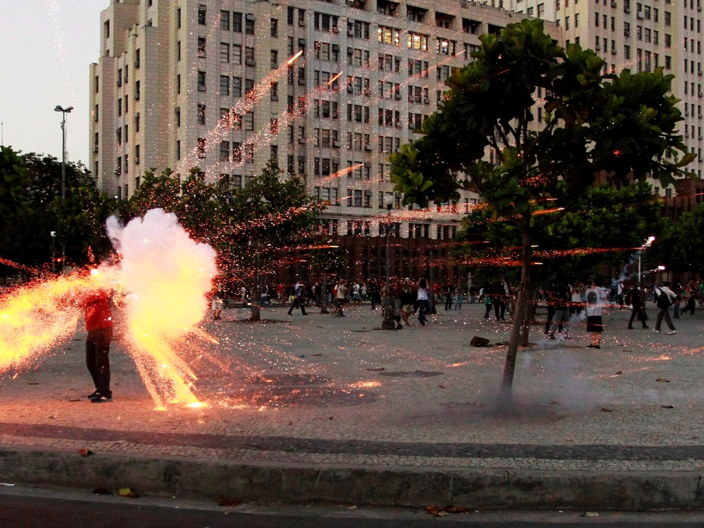 O cinegrafista Santiago Andrade foi atingido por um rojão durante protesto do passe livre, no centro da cidade do Rio de Janeiro