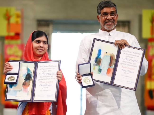 10/12/2014 - Prêmio Nobel da Paz, Malala Yousafzai e Kailash Satyarthi posam com suas medalhas durante a cerimônia de premiação do, em Oslo. A adolescente paquistanesa foi baleada pelo Talibã por se recusar a abandonar a escola, e o ativista indiano foi reconhecido por seu trabalho pelos direitos das crianças