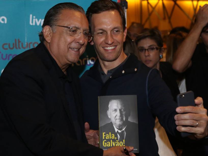 Luciano Burti cumprimenta Galvão Bueno durante o lançamento do livro "Fala, Galvão"