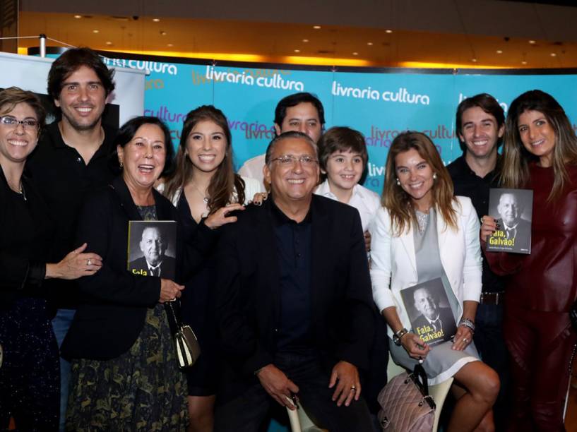 Galvão Bueno posa com a família durante o lançamento do livro "Fala, Galvão"