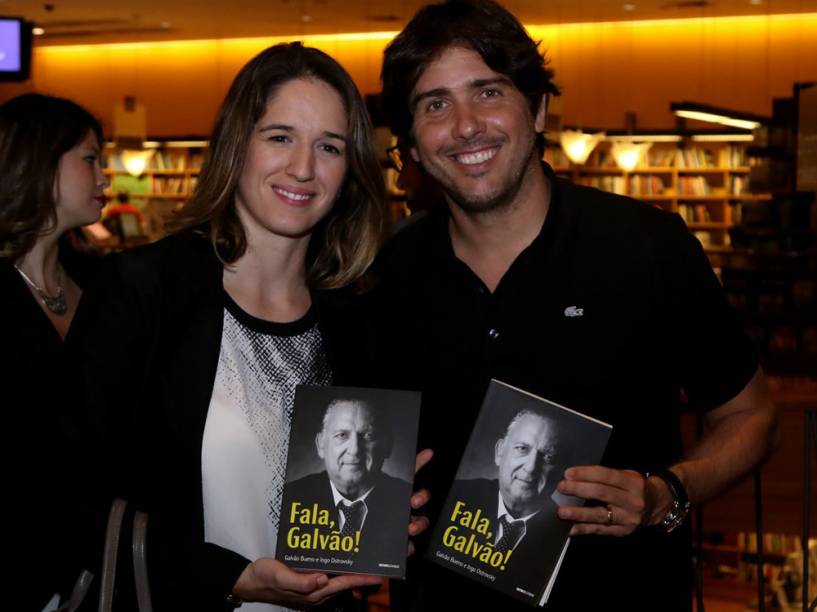 Bia Figueiredo e o filho de Galvão, Cacá Bueno participam do lançamento do livro "Fala, Galvão"