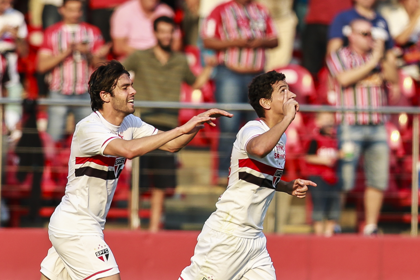 Paulo Henrique Ganso, do São Paulo, comemora após marcar gol em partida contra o Santos, em partida válida pela 17ª rodada do Campeonato Brasileiro, no Estádio do Morumbi, na capital paulista, neste domingo (24)