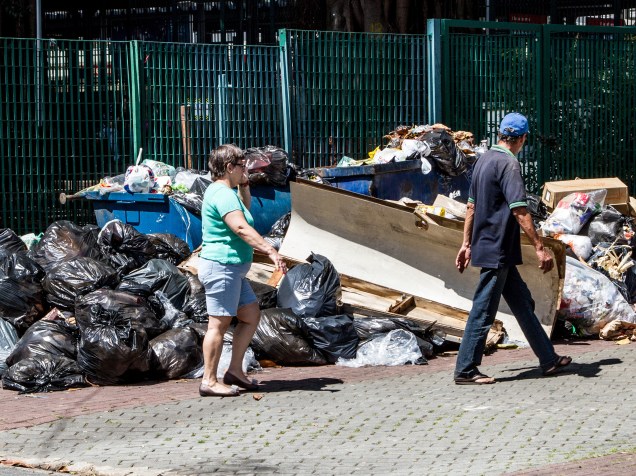 Acúmulo de lixo em São Caetano do Sul, na Grande São Paulo. Garis da cidade mantém greve