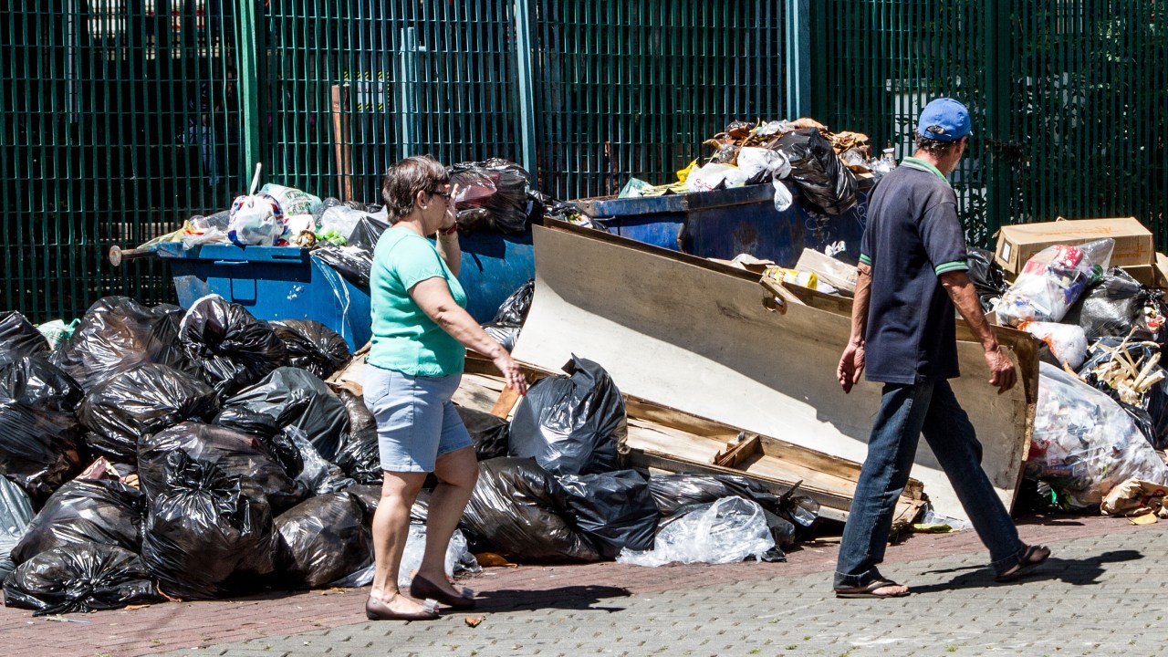 Acúmulo de lixo em São Caetano do Sul, na Grande São Paulo. Garis da cidade mantém greve
