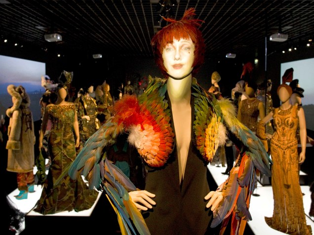 Manequim vestido com um bolero plumado na exposição do trabalho de Jean Paul Gaultier, no Grand Palais, em Paris