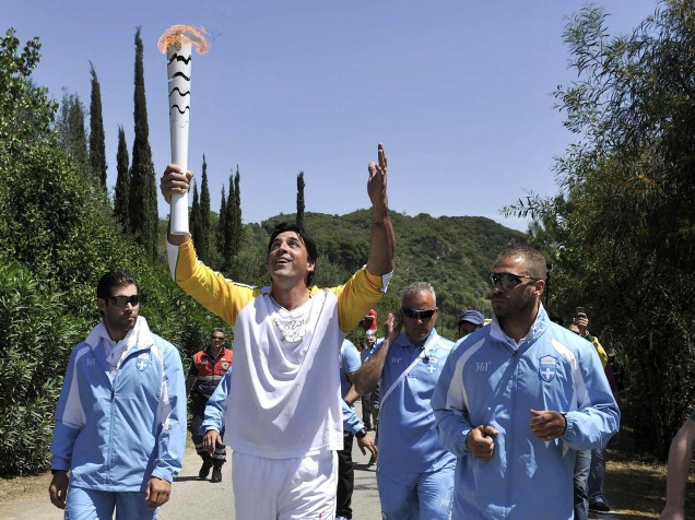 O ex-jogador de vôlei Giovane Gávio desfila com a tocha olímpica da Rio-2016, em Olímpia, na Grécia