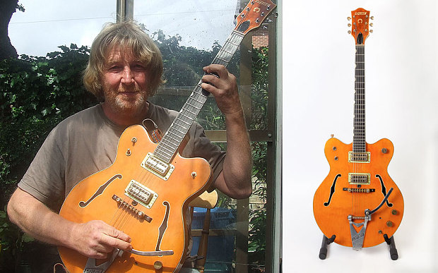 David Birch, primo de John Lennon, com a guitarra usada pelo ex-Beatle para compor o hit 'Paperback Writer'