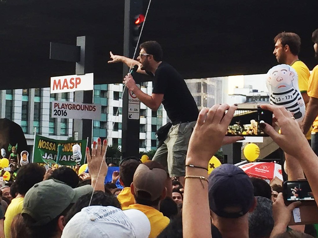 Danilo gentili no trio do Movimento Brasil Livre, em frente ao Masp, na Avenida Paulista