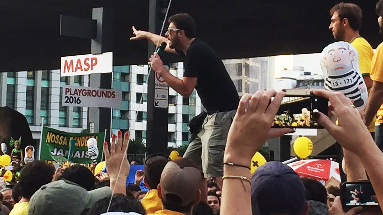 Danilo gentili no trio do Movimento Brasil Livre, em frente ao Masp, na Avenida Paulista