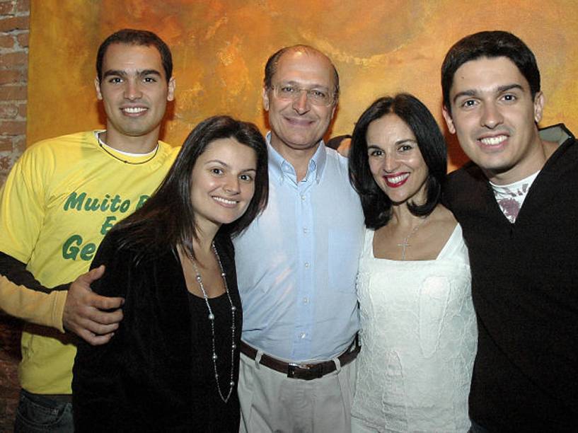 Geraldo Alckmin e Lu Alckmin com os filhos Thomaz, Sophia e Geraldinho, durante comemoração do 54º aniversário do ex-governador, ocorrida no restaurante Chácara Santa Cecilia
