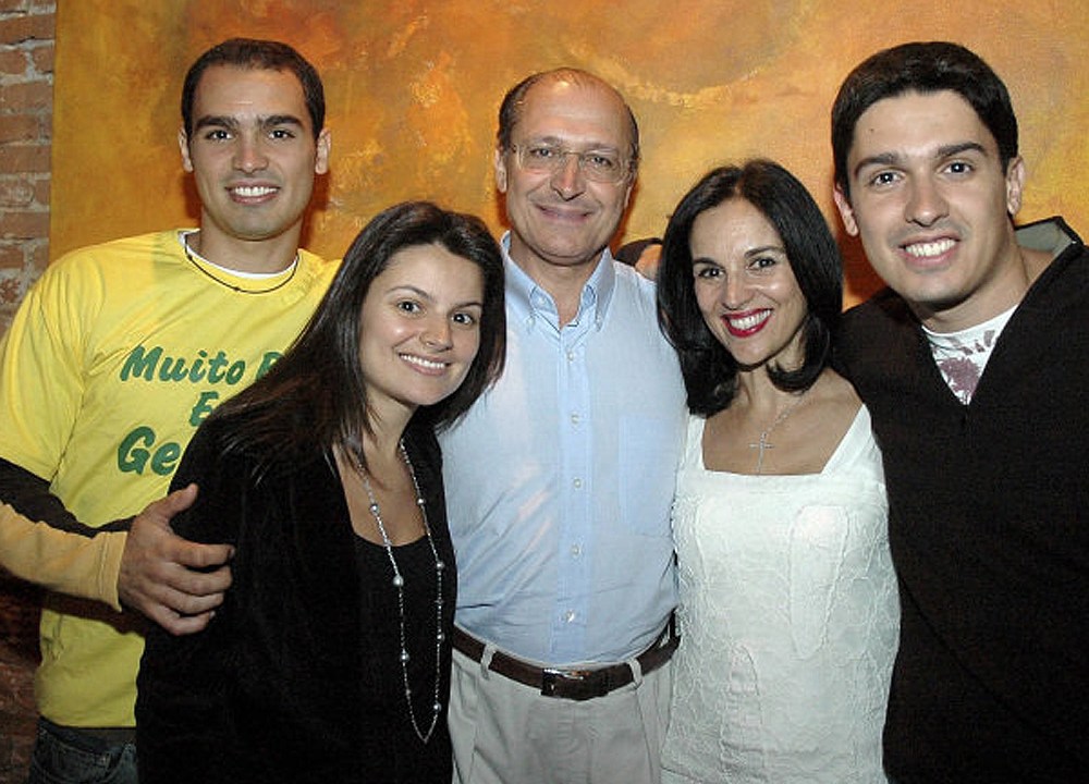 Geraldo Alckmin e Lu Alckmin com os filhos Thomaz, Sophia e Geraldinho, durante comemoração do 54º aniversário do ex-governador, ocorrida no restaurante Chácara Santa Cecilia