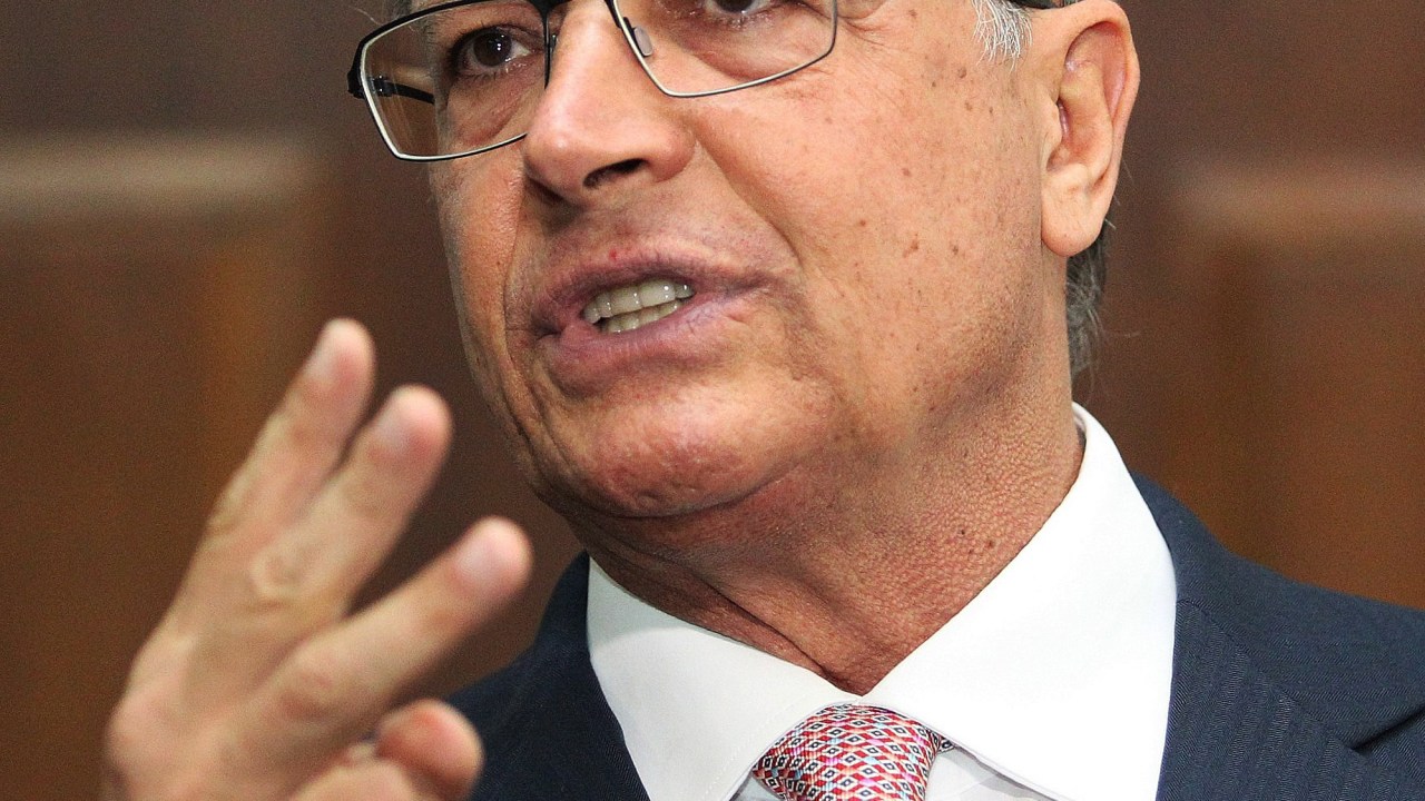 O governador Geraldo Alckmin (PSDB) faz um pronunciamento no Palácio dos Bandeirantes, na zona sul da capital paulista, nesta sexta-feira (4), após suspender a reorganização da rede estadual de ensino
