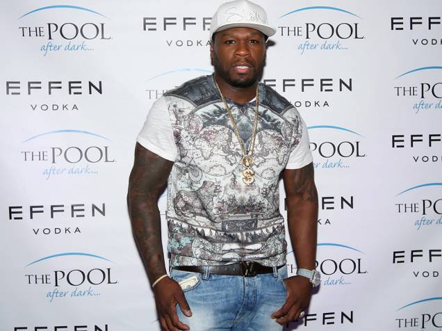 50 Cent ostenta com notas de dólares em bolso da calça