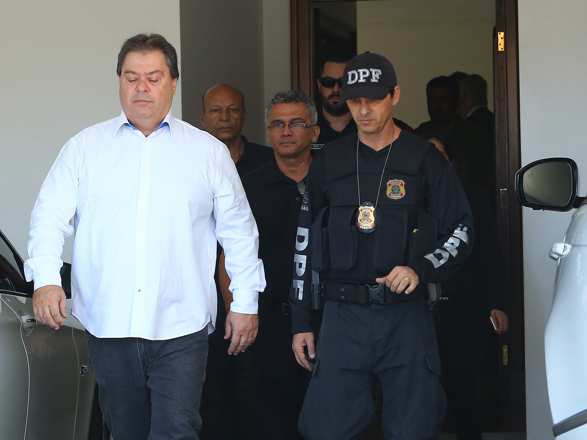 O ex-senador Gim Argello (PTB-DF) deixa sua residência nesta terça-feira, 12, escoltado por agentes da Polícia Federal