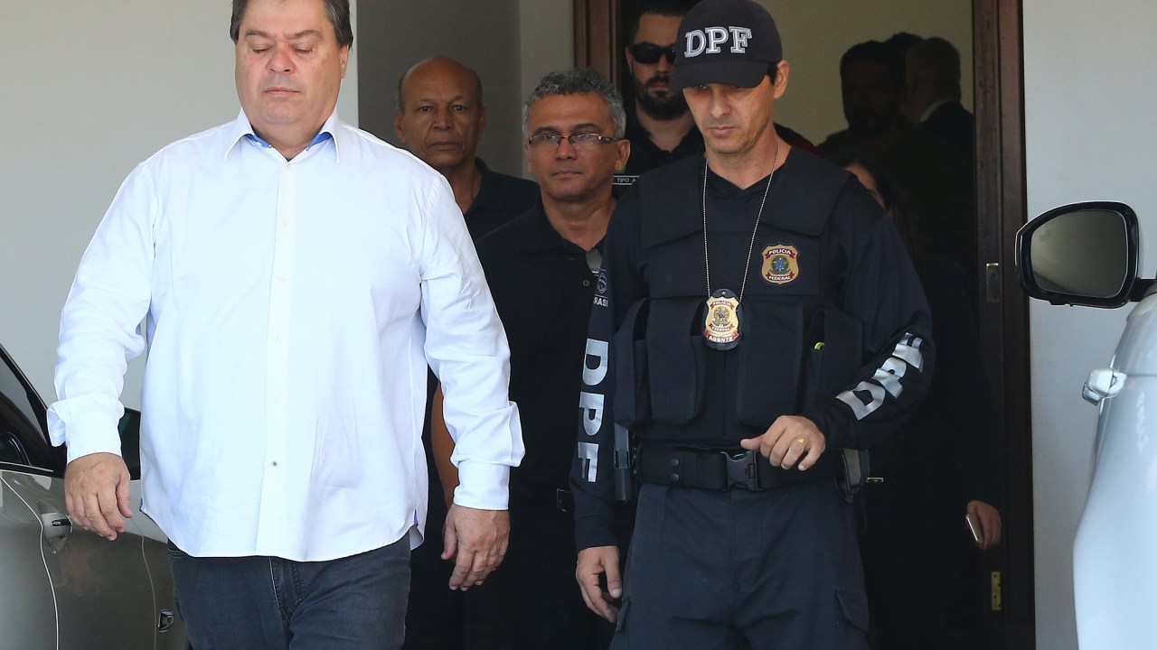 O ex-senador Gim Argello (PTB-DF) deixa sua residência nesta terça-feira, 12, escoltado por agentes da Polícia Federal