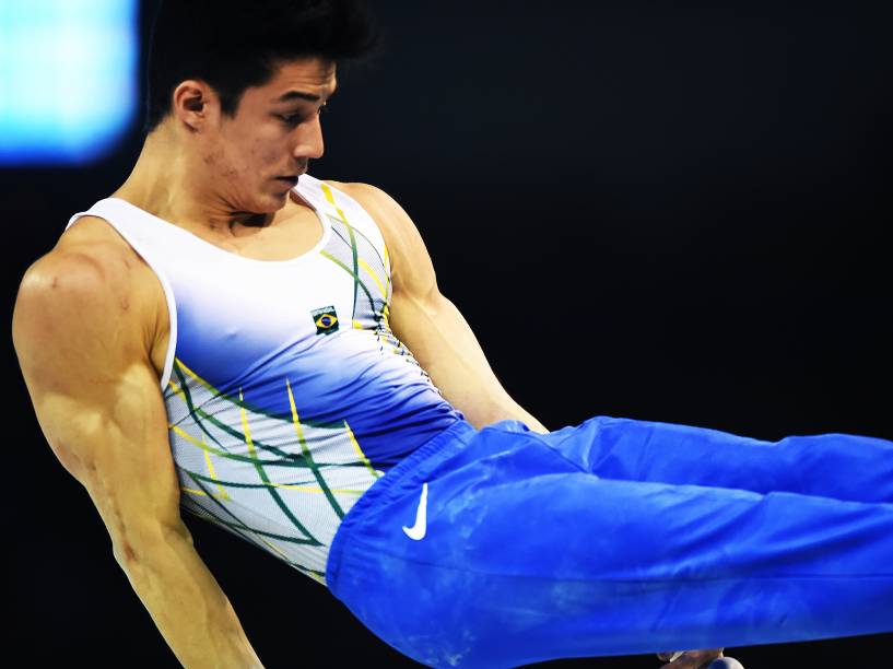 Arthur Nory Mariano durante treinamento na segunda colocação da primeira sessão de competição por equipes da Ginástica Artística Masculina