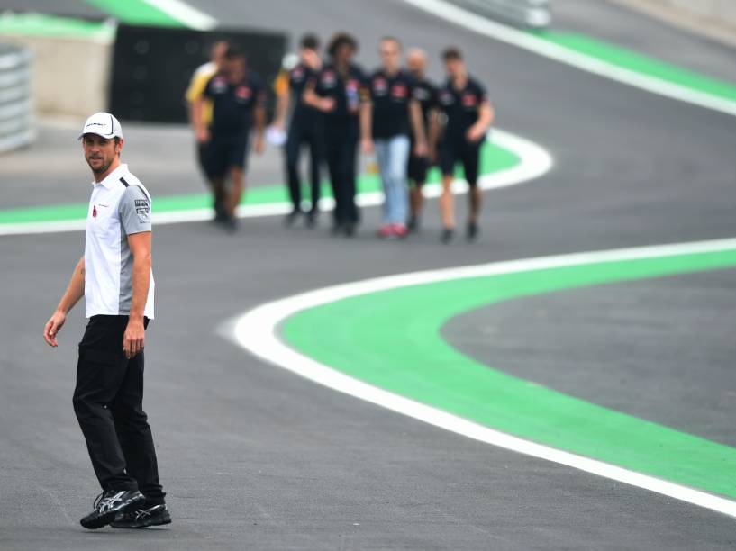 O piloto britânico Jenson Button anda pelo autódromo de Interlagos