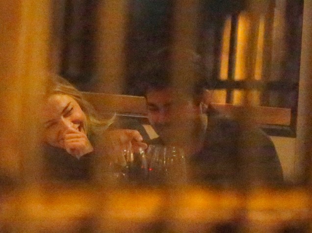 Grazi Massafera é vista aos beijos em restaurante no Rio de Janeiro