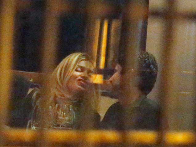 Grazi Massafera é vista aos beijos em restaurante no Rio de Janeiro