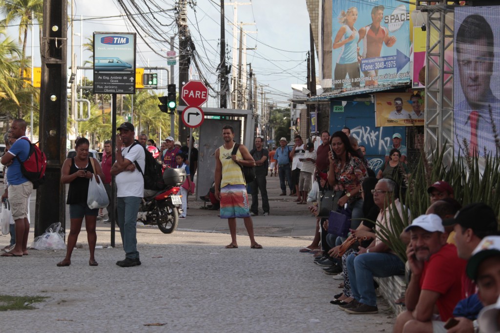 Usuários aguardam a chegada do transporte em uma parada de ônibus na Avenida Antônio de Goes, no bairro do Pina, durante a greve dos motoristas e cobradores de ônibus em Recife