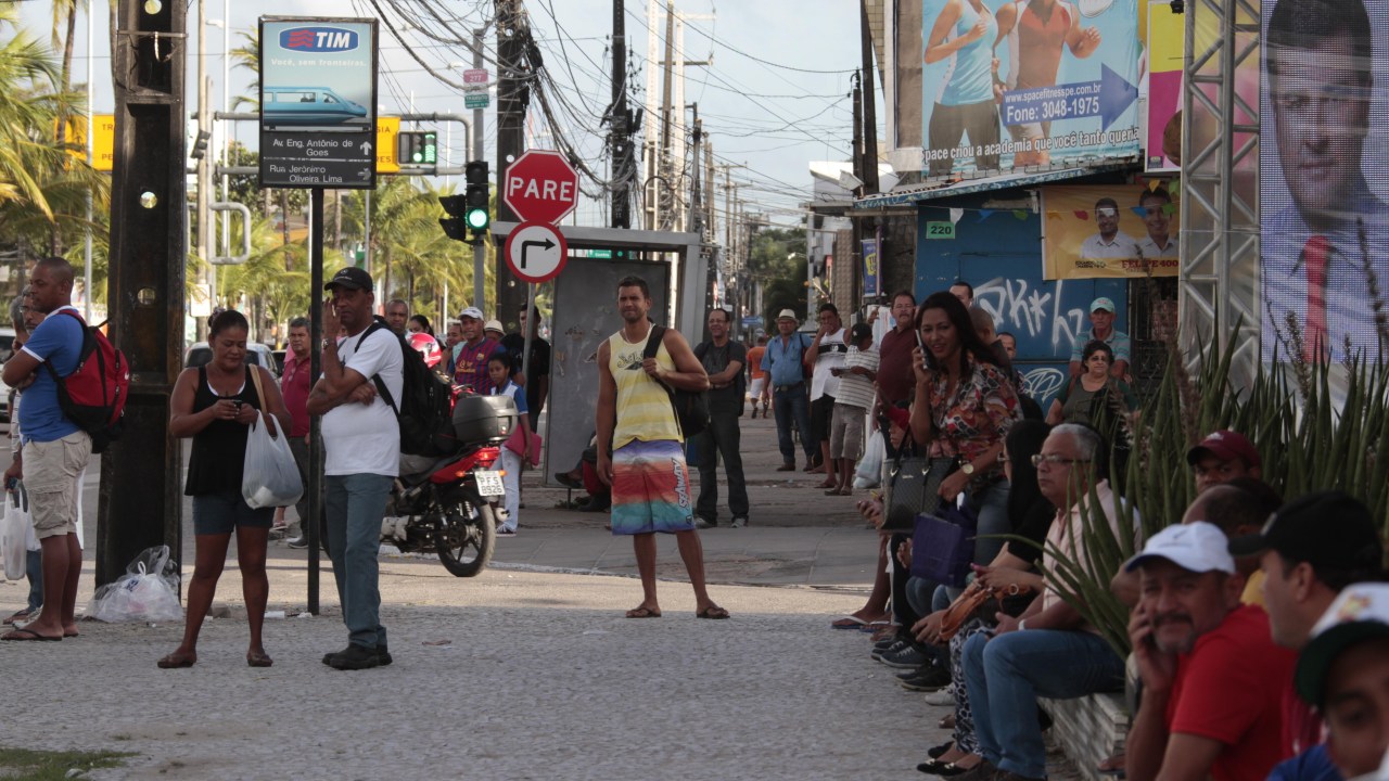 Usuários aguardam a chegada do transporte em uma parada de ônibus na Avenida Antônio de Goes, no bairro do Pina, durante a greve dos motoristas e cobradores de ônibus em Recife