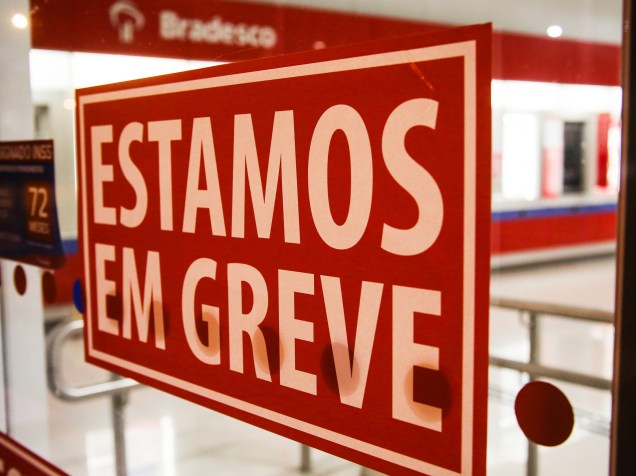 Sindicato dos Bancários de Curitiba colam adesivos nas portas das agências anunciando greve - 06/10/2015